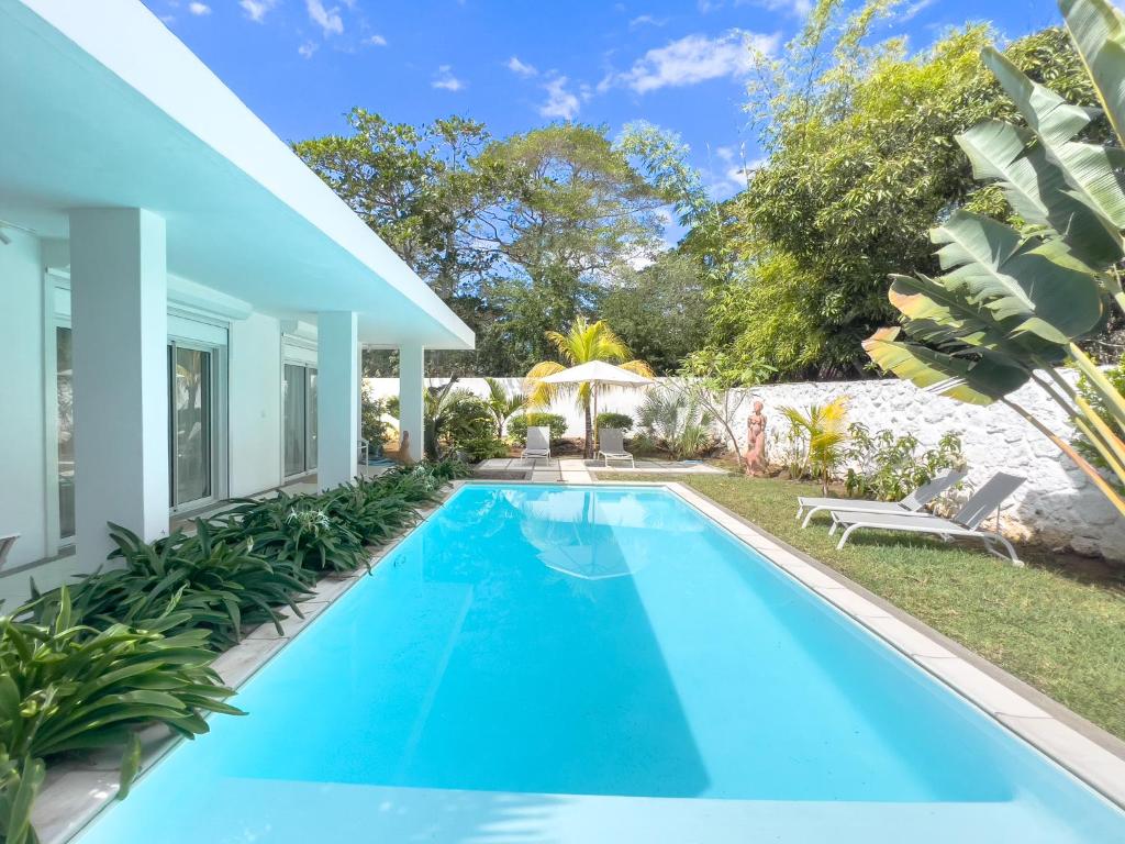 Villa White Horizon by Sealodge - Tap to explore photos