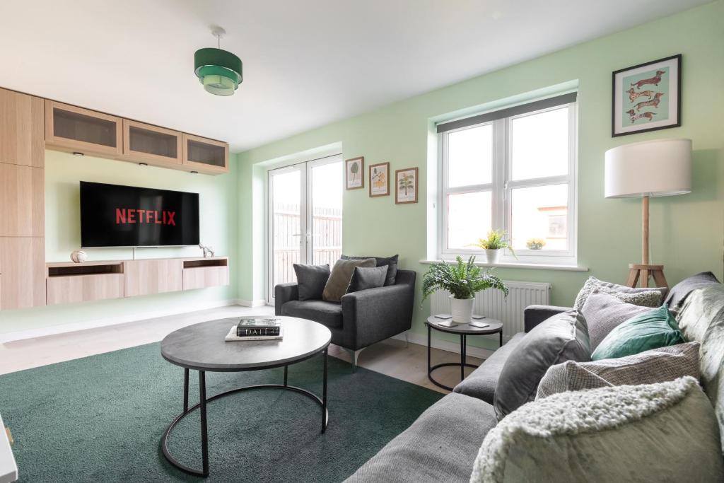 Stunning Home By Stansted Airport perfect for PILOTS AND CONTRACTORS - Tap to explore photos