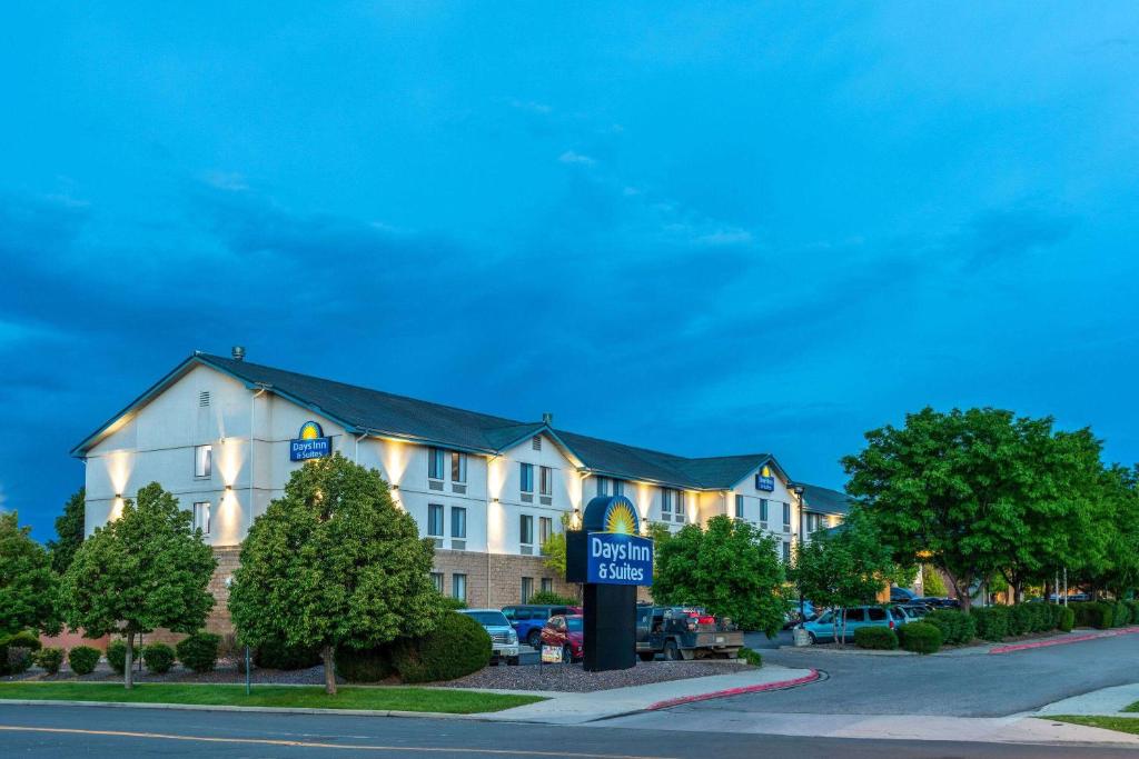 Days Inn & Suites by Wyndham Denver International Airport photo 1