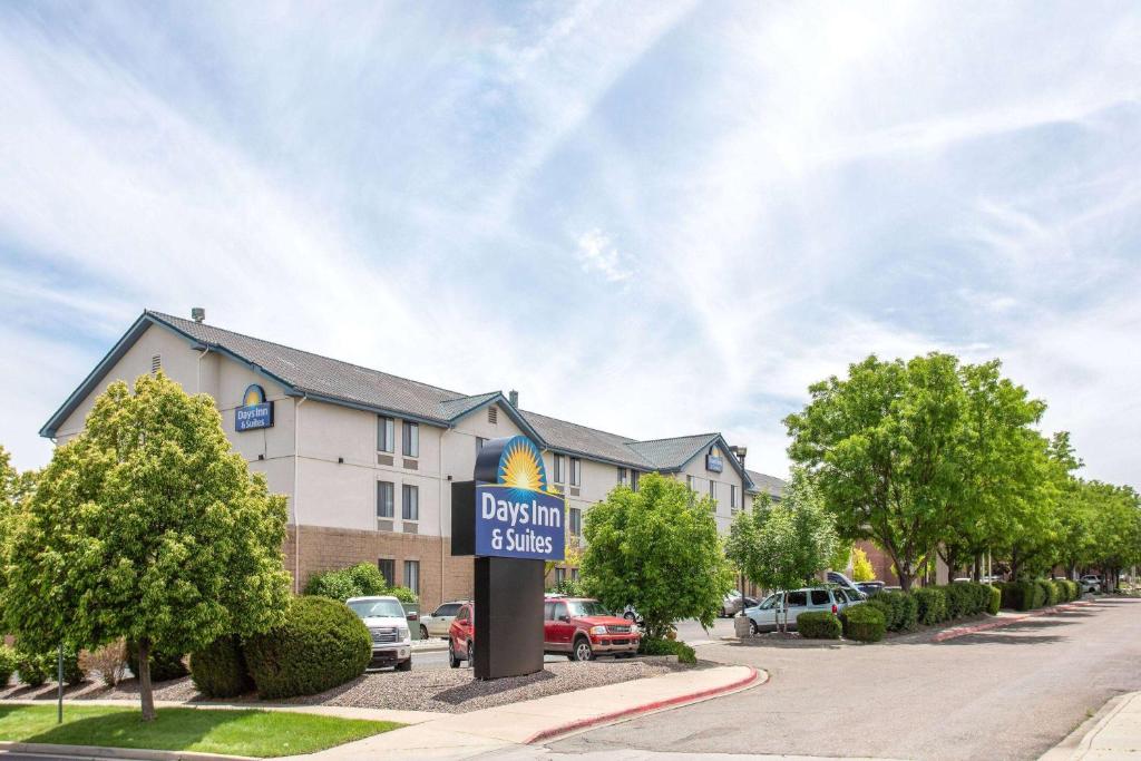 Days Inn & Suites by Wyndham Denver International Airport photo 4