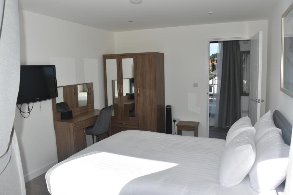 Hampton Suites Serviced Apartments - Tap to explore photos