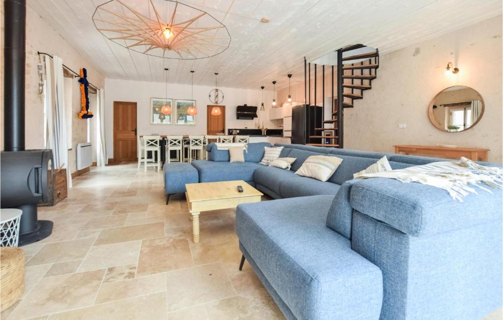 Nice Home In Saint-vaast-la-hougue With Wifi And 6 Bedrooms photo 2