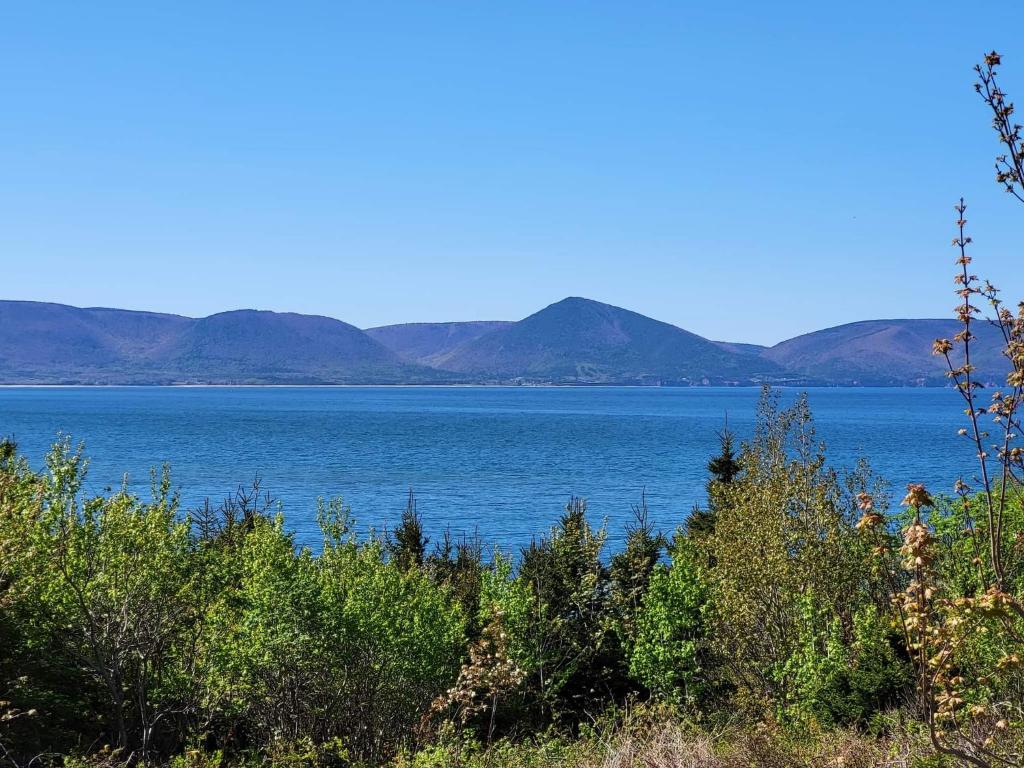 Moceanset Getaways - Ocean, Mountain & Sunset Views - Cozy Accommodations