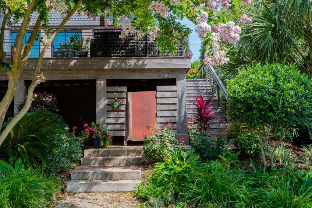 Folly Vacation 620 Three Bedroom Home, one block to the beach and pet friendly photo 3