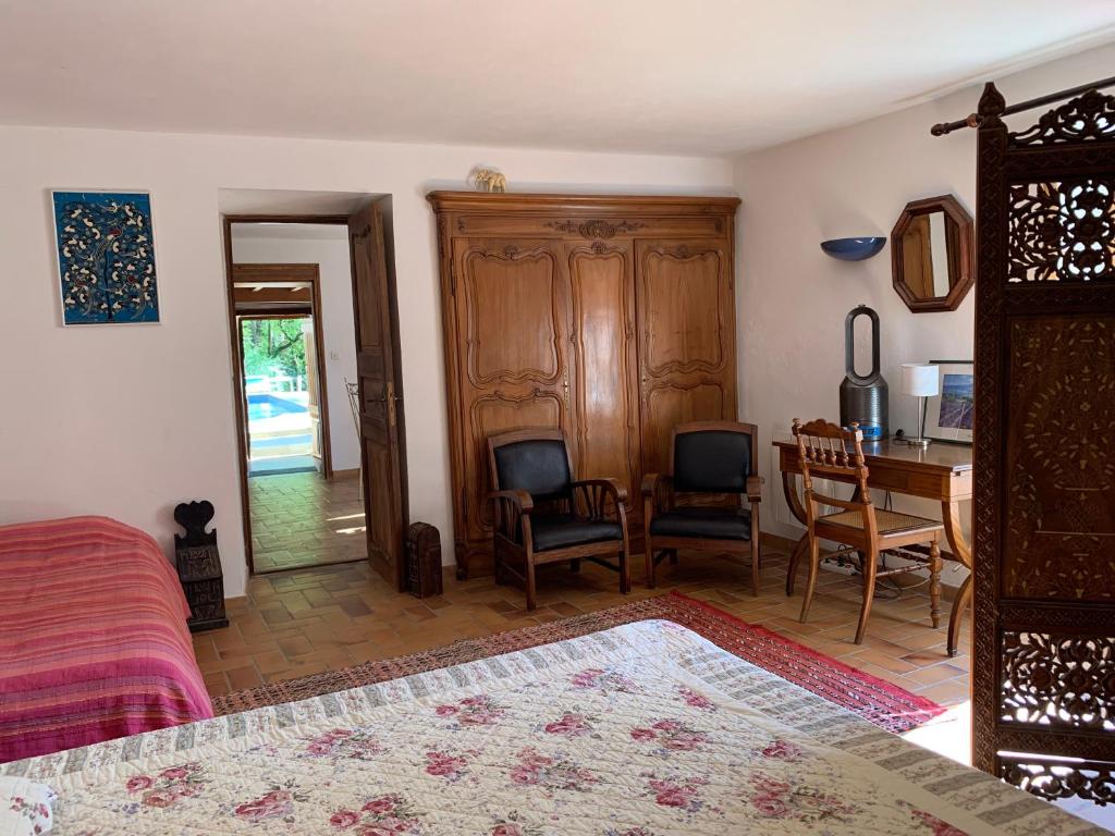 Gîte avec piscine chauffée au calme dans notre maison photo 3