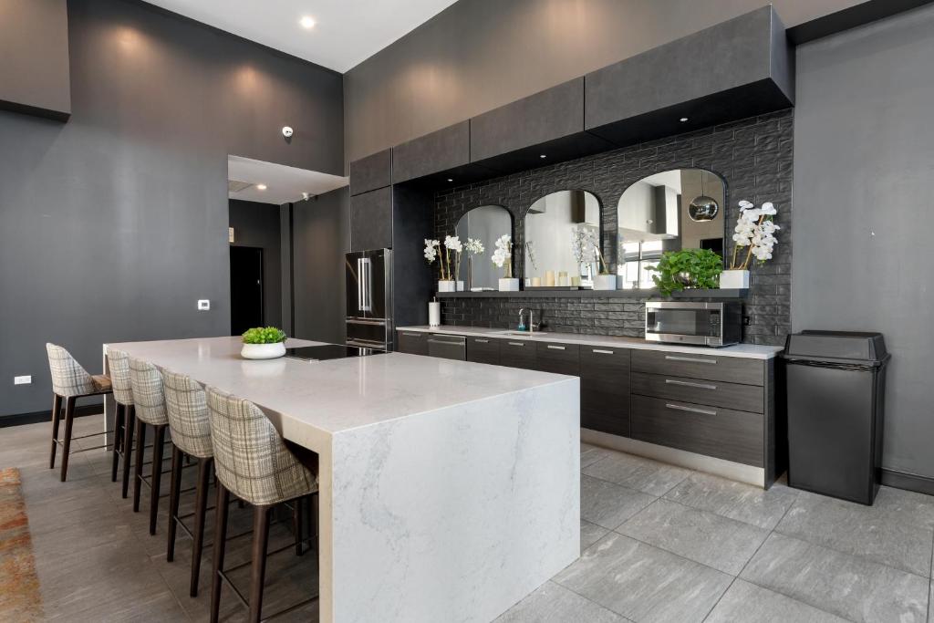 Experience Downtown Chicago at Millennium - Luxury Apartments in The Loop image