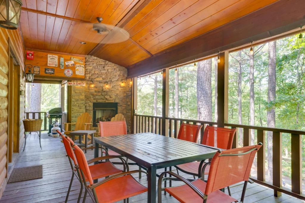 Broken Bow Escape with Hot Tub and Basketball Court! photo 3