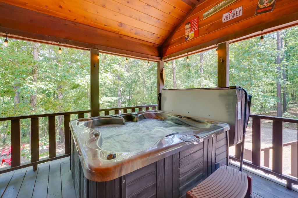 Broken Bow Escape with Hot Tub and Basketball Court! photo 4