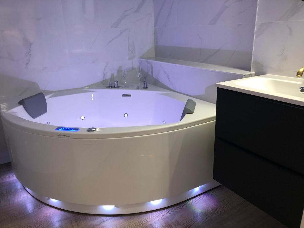 Suite Bubbles Spa - Luxe - Centre Ville - calme - wifi photo 1