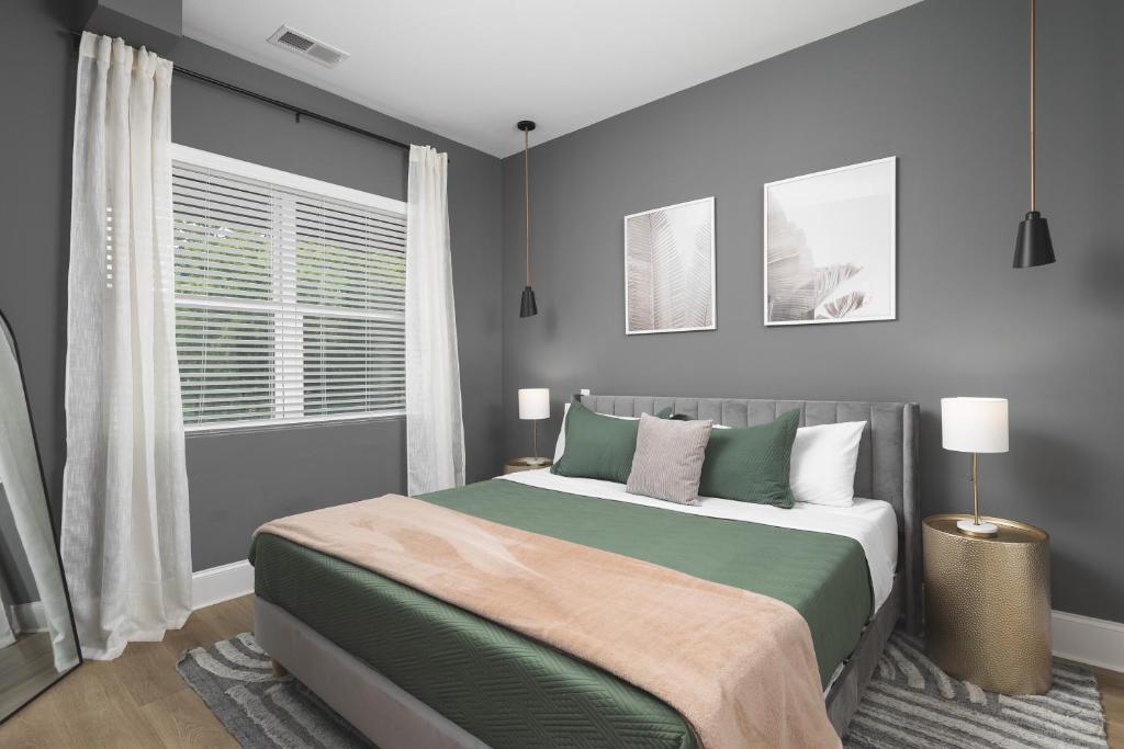 Modern Spacious Condo with Parking by Downtown Broadway - Tap to explore photos