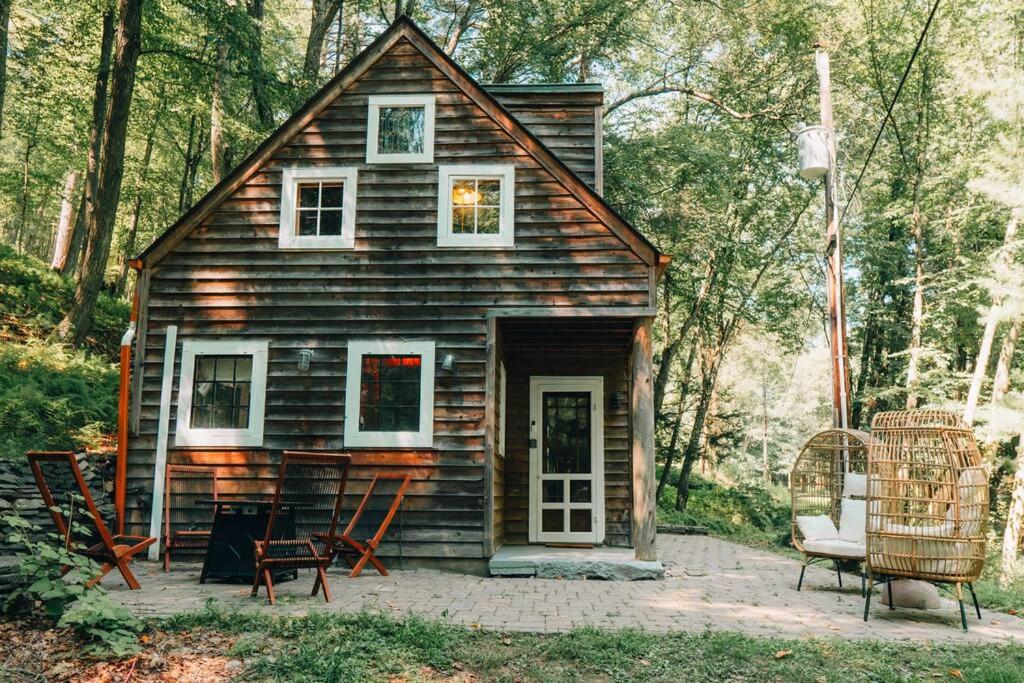 Couples Serenity Cabin Waterfall Lake photo 3