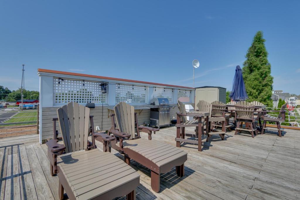Lakefront Home with Rooftop Deck, Grill, Games! photo 4