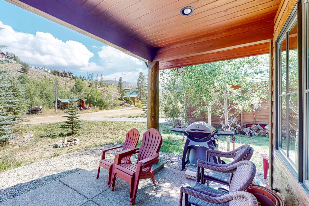 Cozy Cabin Retreat photo 2