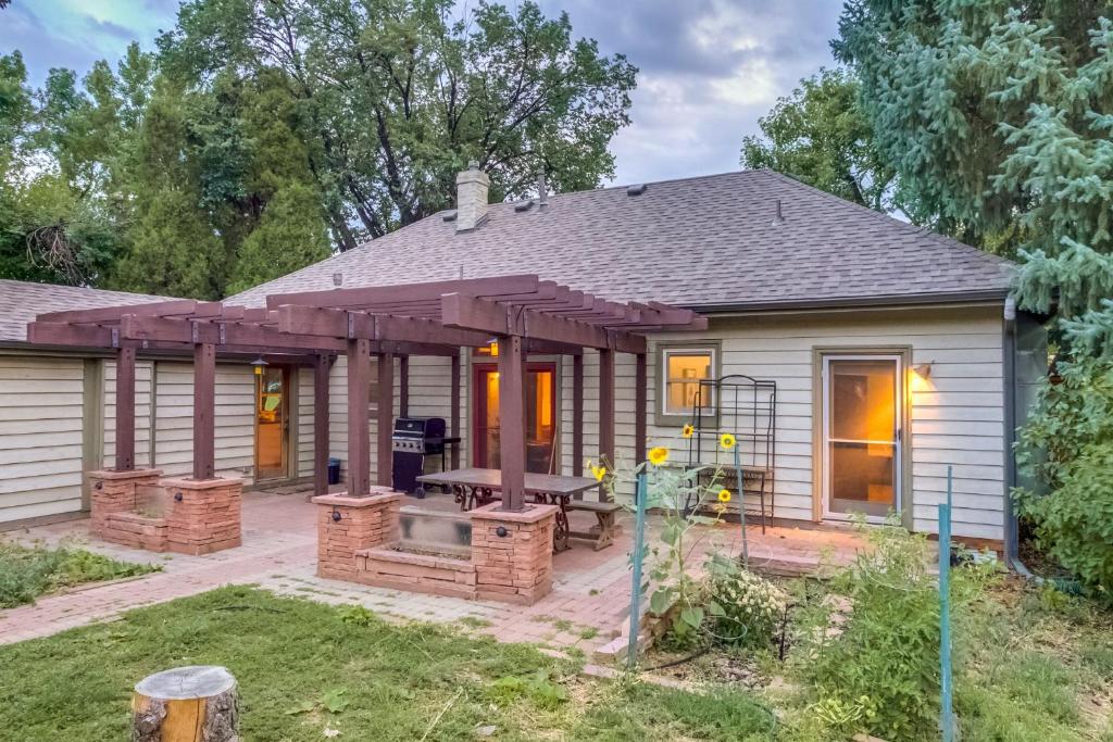 Golden Home With Yard & Mountain Views photo 3