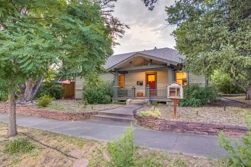 Golden Home With Yard & Mountain Views photo 4