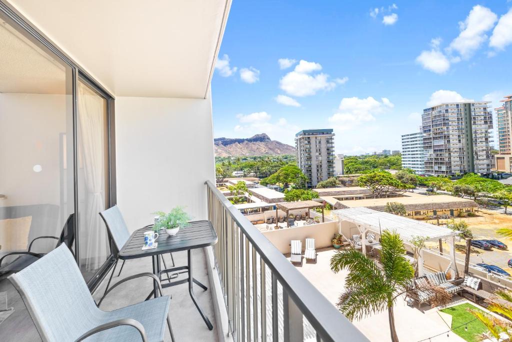 Diamond Head View Close to Waikiki Beach with Parking image