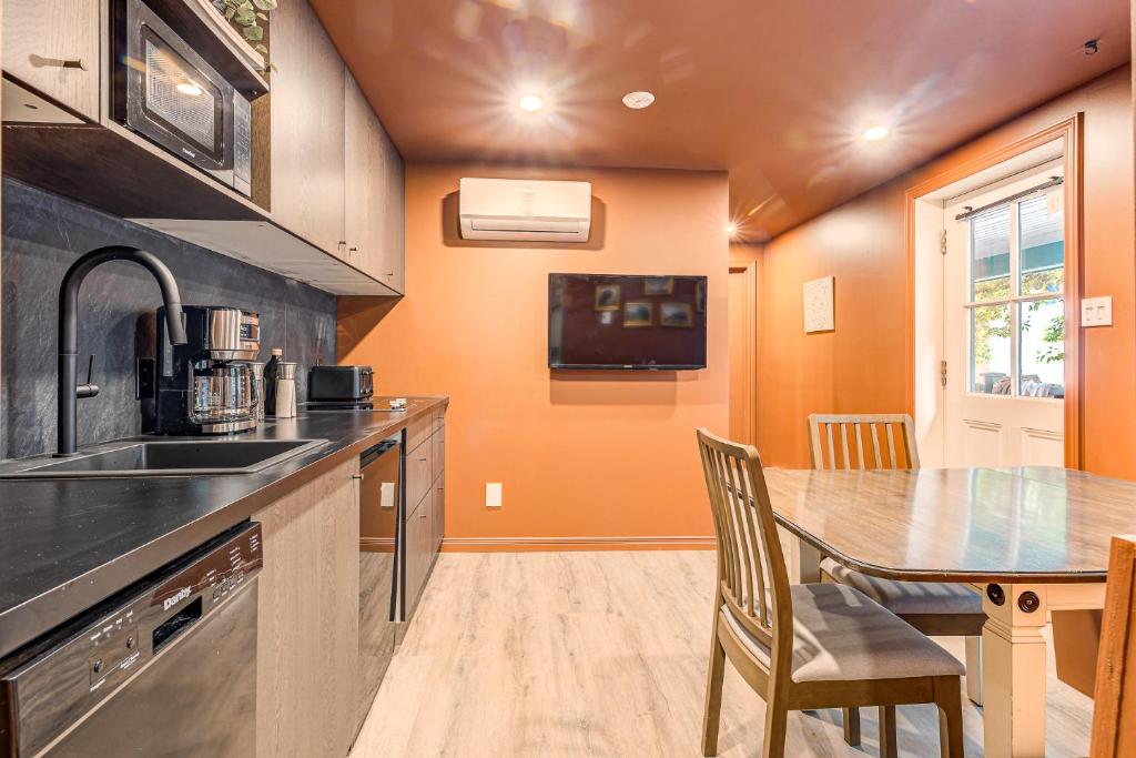 Quebec City 2 Bedroom Treasure photo 4