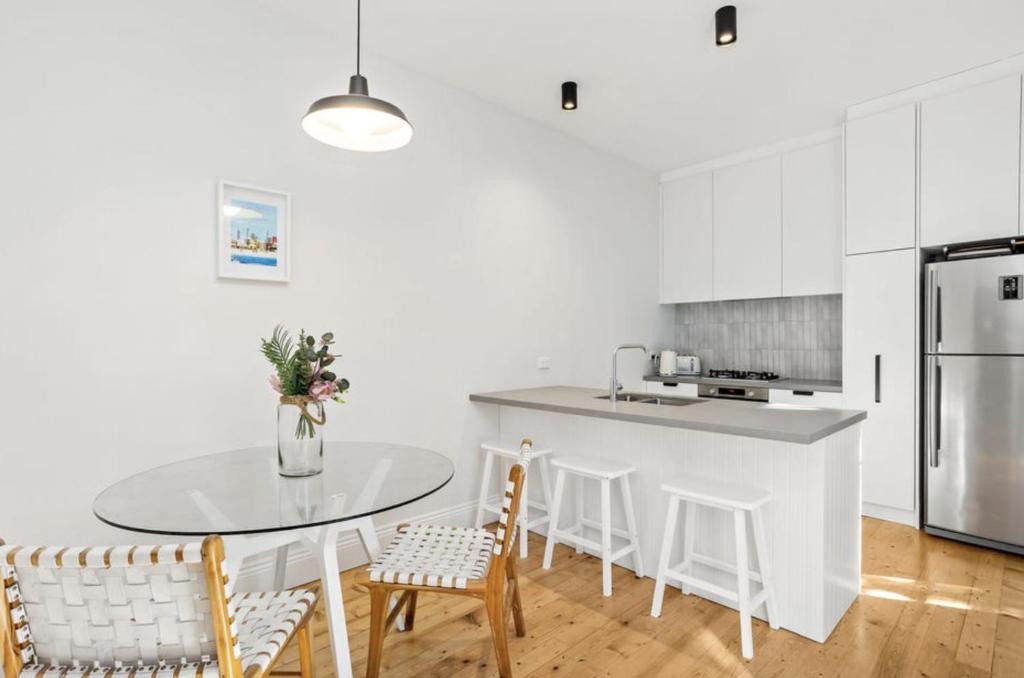 NEWLY RENOVATED LARGE 3.5 BDRM HOUSE! BEST OF MELB photo 2