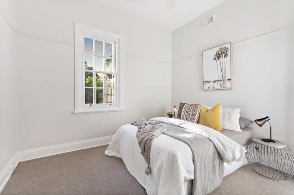 NEWLY RENOVATED LARGE 3.5 BDRM HOUSE! BEST OF MELB photo 3