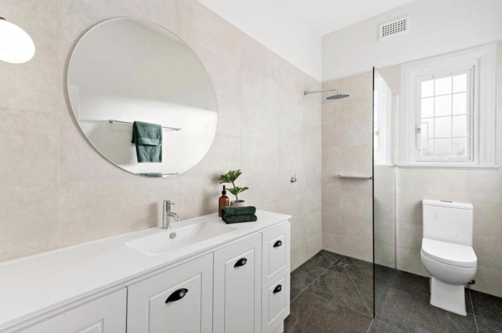 NEWLY RENOVATED LARGE 3.5 BDRM HOUSE! BEST OF MELB photo 4