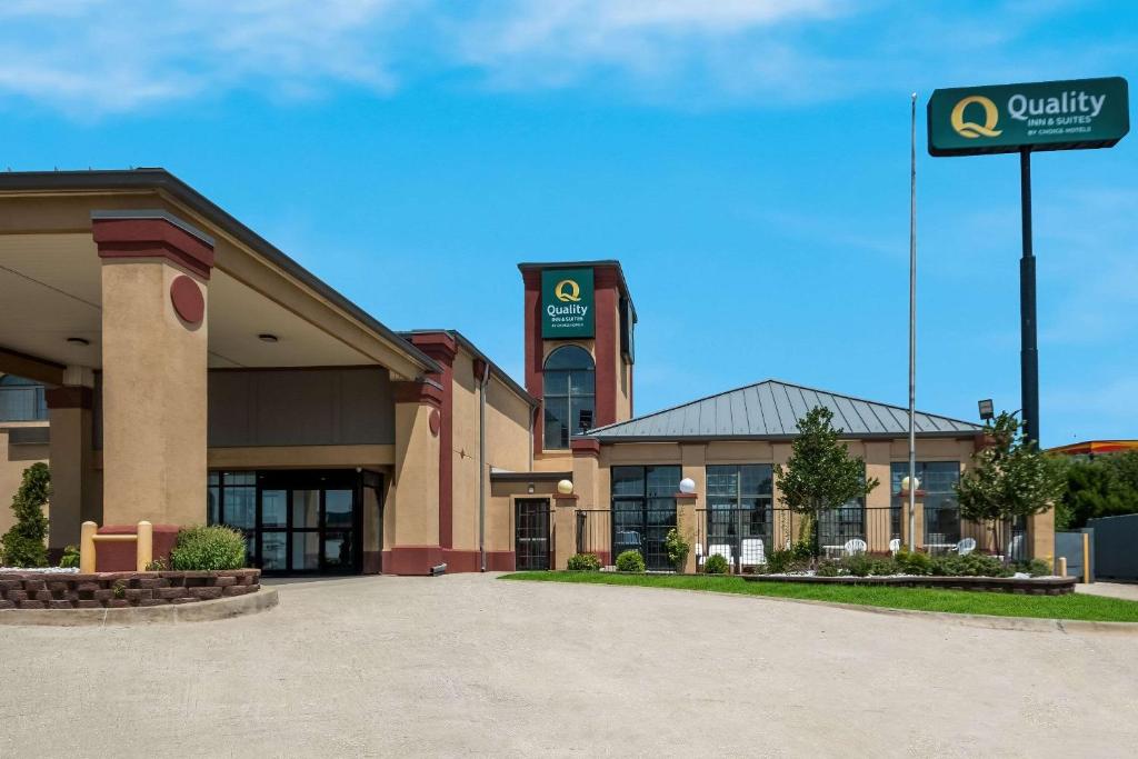 Quality Inn & Suites Oklahoma City North photo 1