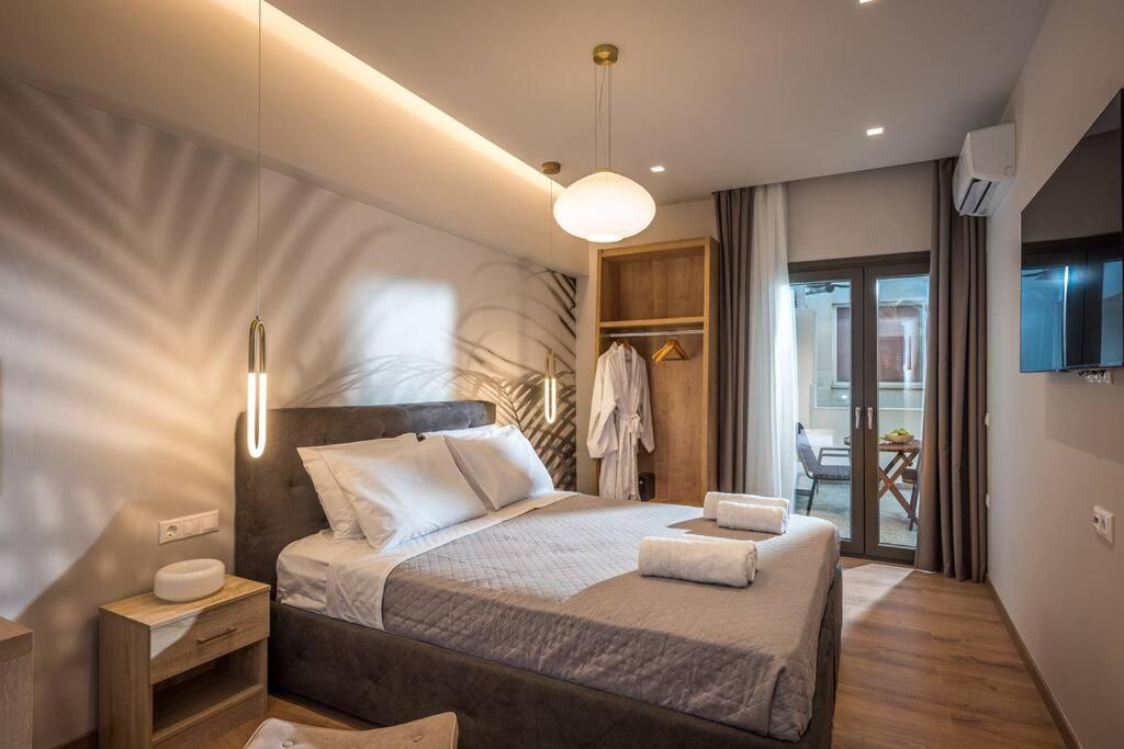 Amalia's Luxury Apartment 3 - Tap to explore photos