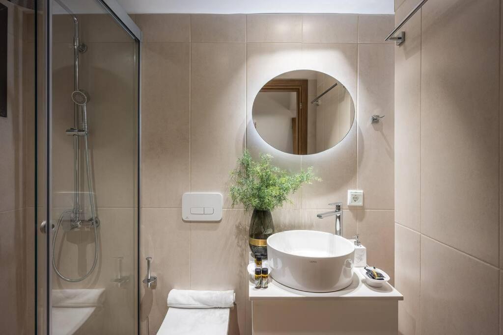 Amalia's Luxury Apartment 3 - Tap to explore photos