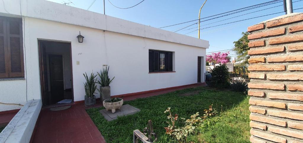 Casa excelente ubicación con cochera y 2 baños photo 2