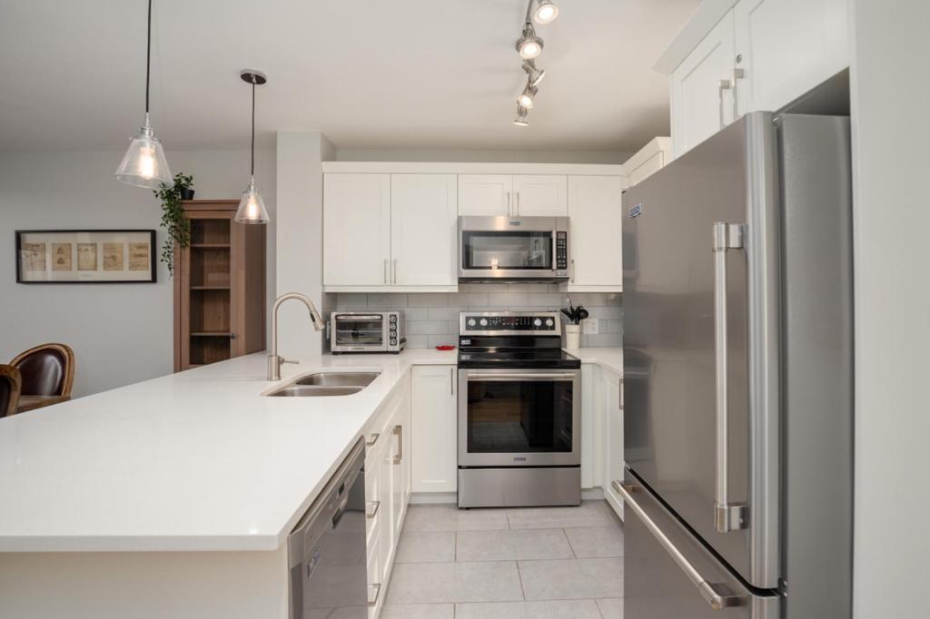 2BR - Multi-Level Townhome with Hot Tub by Harmony Whistler photo 3
