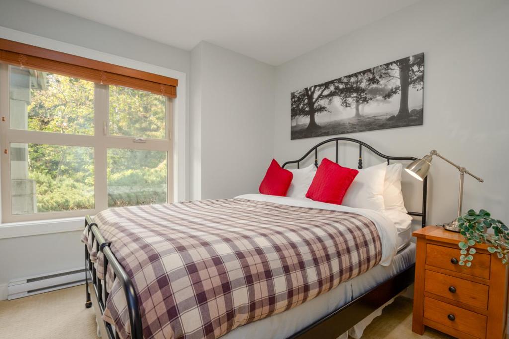 2BR - Multi-Level Townhome with Hot Tub by Harmony Whistler photo 4
