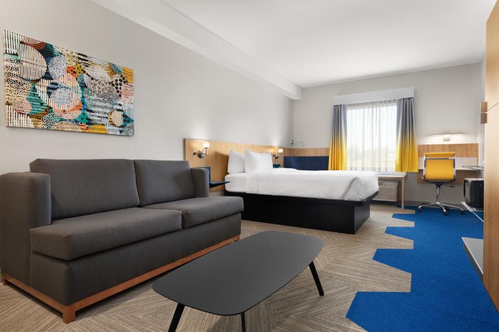 Microtel Inn & Suites by Wyndham Lachute photo 1