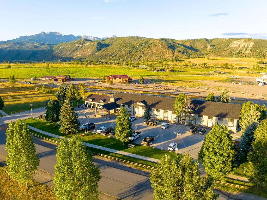 MTN Lodge Ridgway - Tap to explore photos
