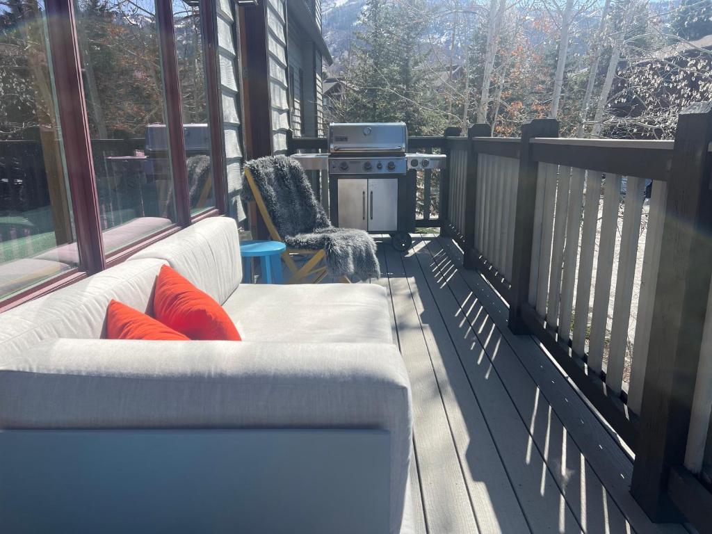 Escape Chalet - Family and Pet-friendly Steamboat Chalet photo 2
