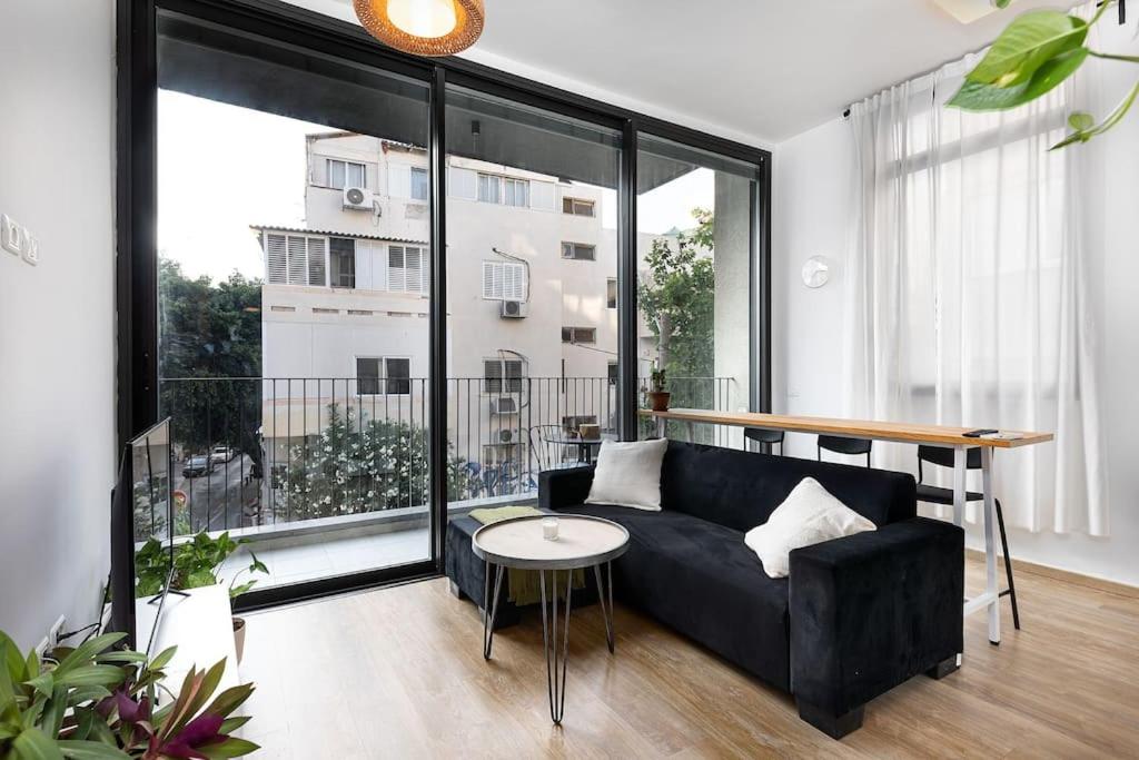 Spacious 2BD Apt Near the Beach &Carmel Market