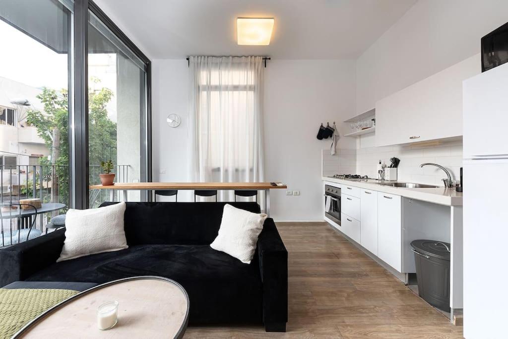 Spacious 2BD Apt Near the Beach &Carmel Market photo 2