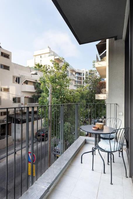 Spacious 2BD Apt Near the Beach &Carmel Market photo 4