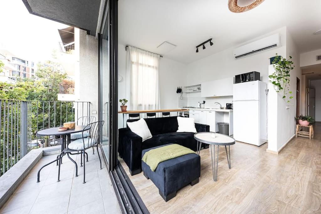 Spacious 2BD Apt Near the Beach &Carmel Market photo 1