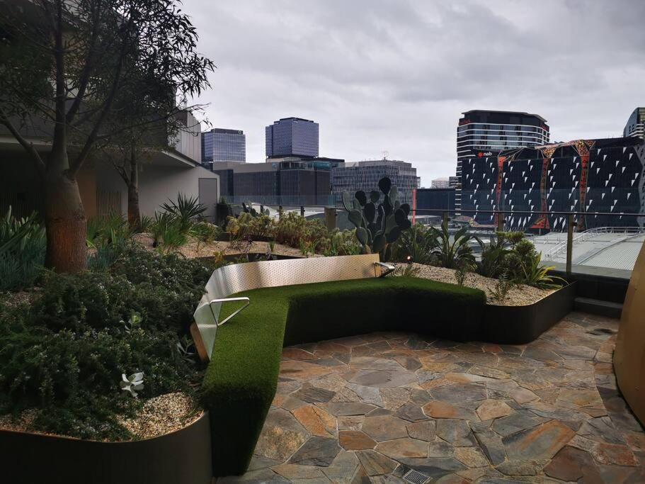 Brand New 2BR Apt at Mel CBD photo 3