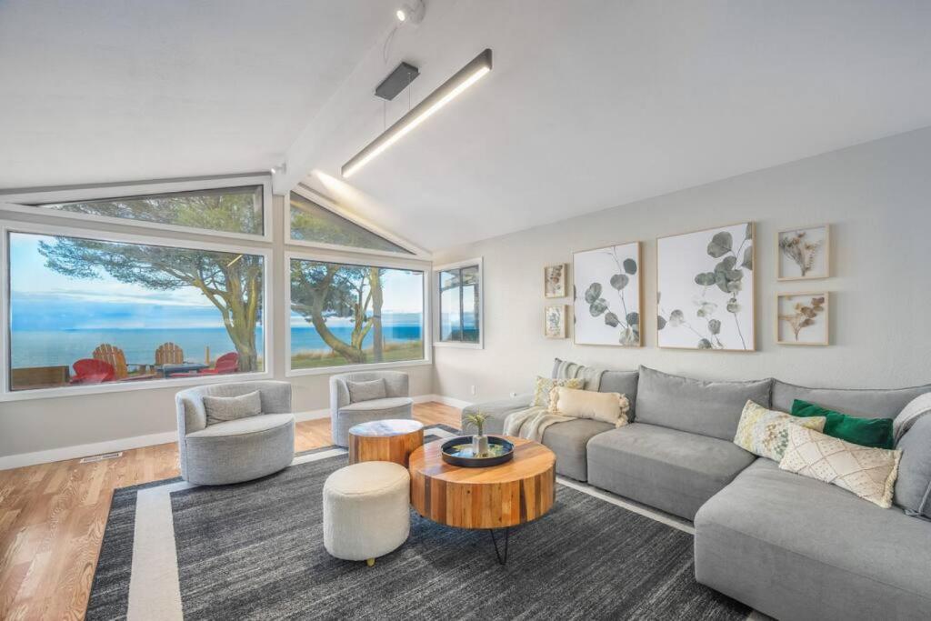 Oceanfront Family Retreat photo 1