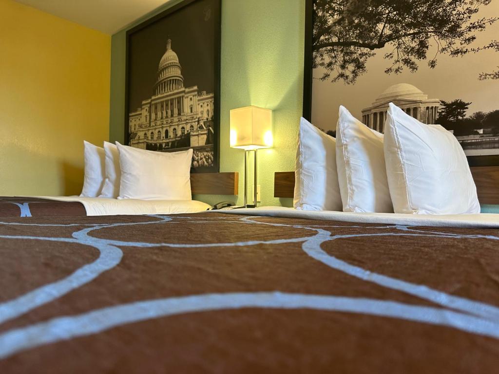 Super 8 by Wyndham WestEnd Alexandria,VA Washington DC Area photo 1