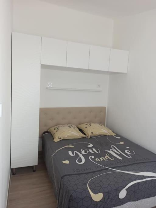 Maison, rue calme dans village photo 1