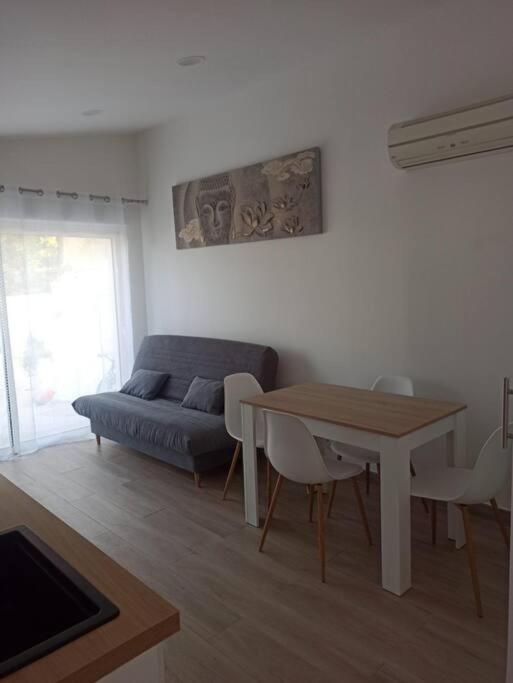 Maison, rue calme dans village photo 3