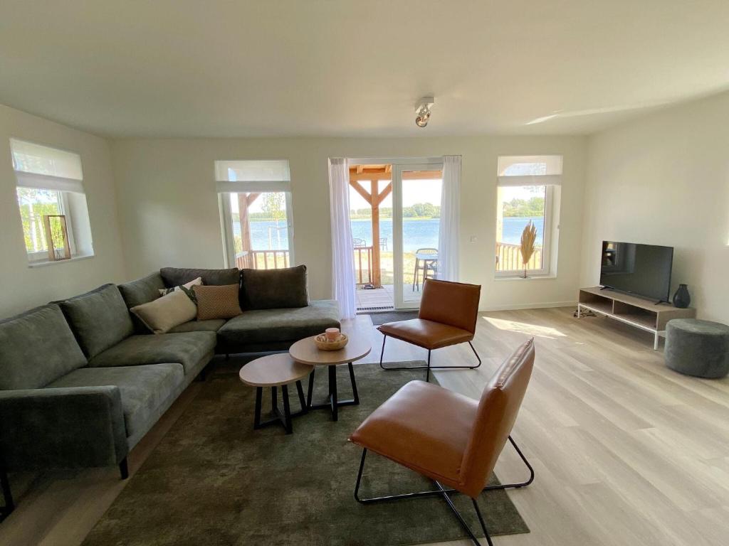 Lakeview villa with swimming and fishing pier photo 2