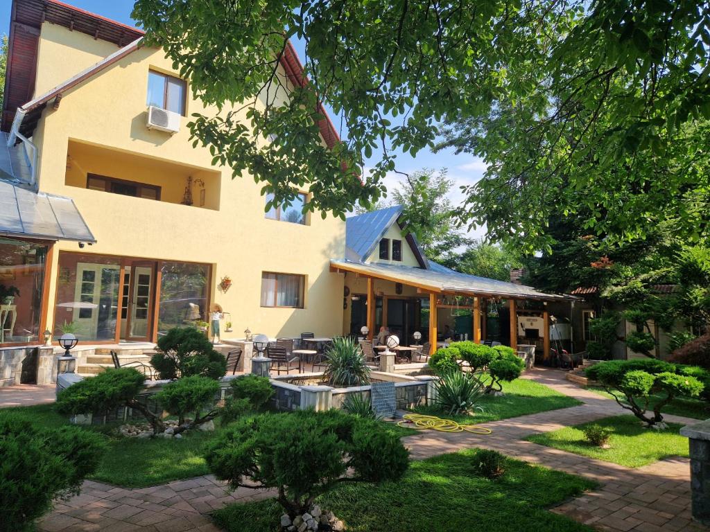 CASA IANUȘ photo 1