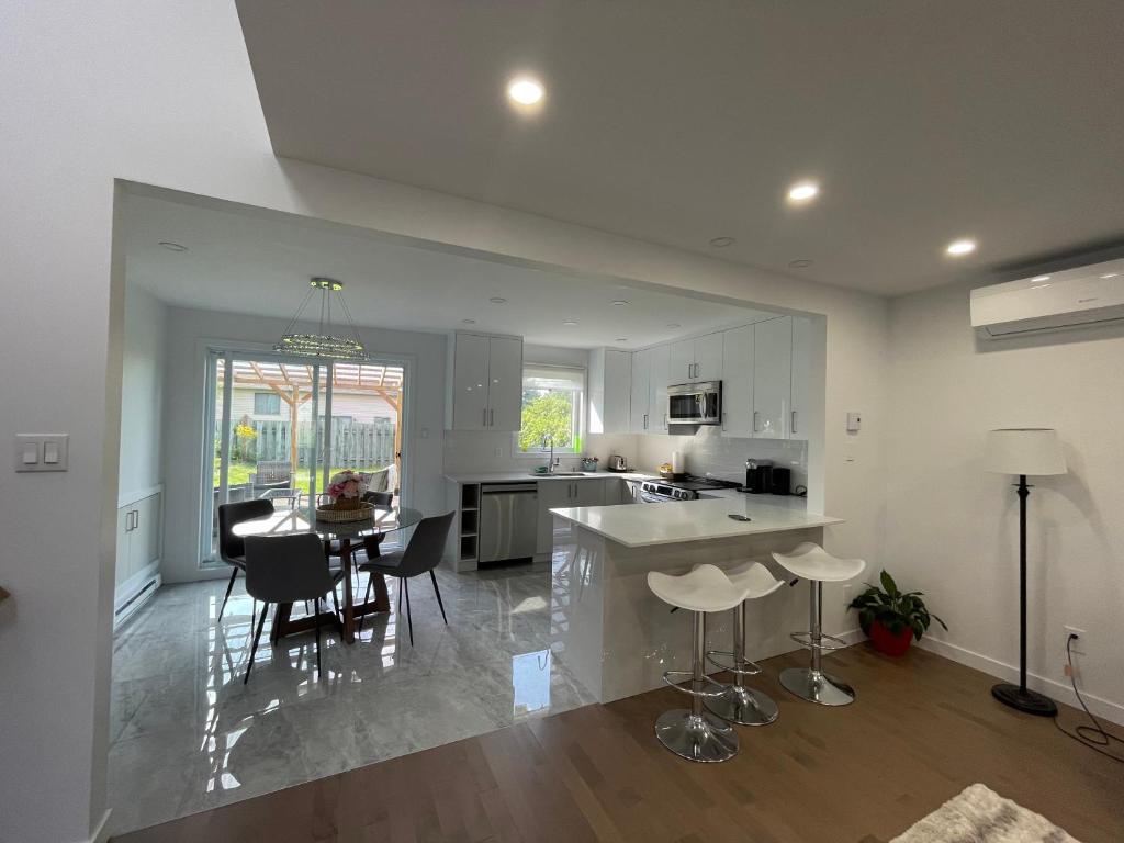 Beautiful Renovated House Laval