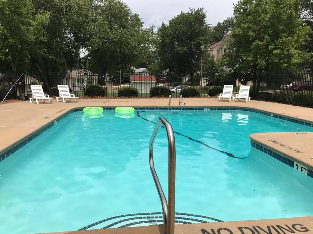 Cozy 3-Bed Athens Getaway, Walking Distance to UGA photo 3