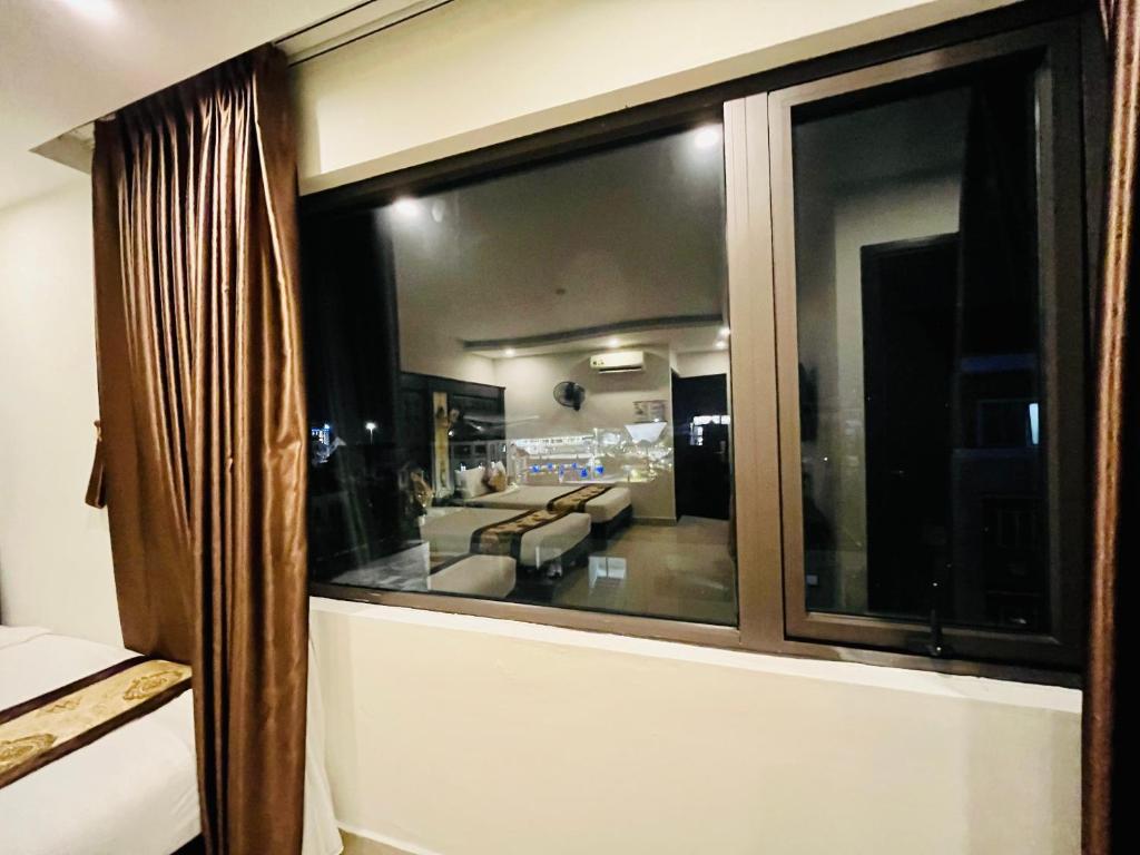 Hồng Anh 2 Hotel - Tap to explore photos