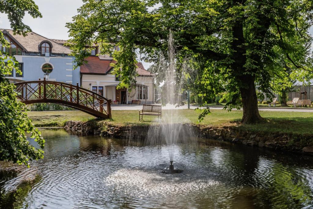 Darovanský Dvůr - Wellness & Golf Hotel photo 2