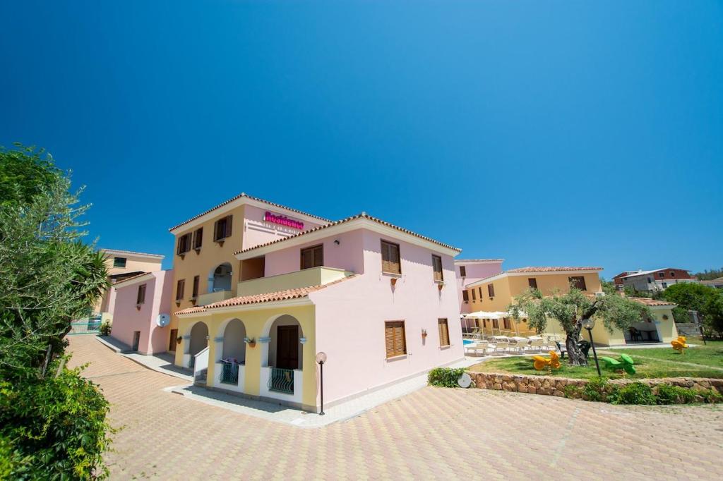 ISA - Residence with swimming pool in Sos Alinos, apartments with air conditioning and private outdoor area photo 1
