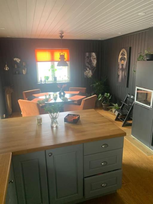 Trivelig villa med innendørs peis photo 2